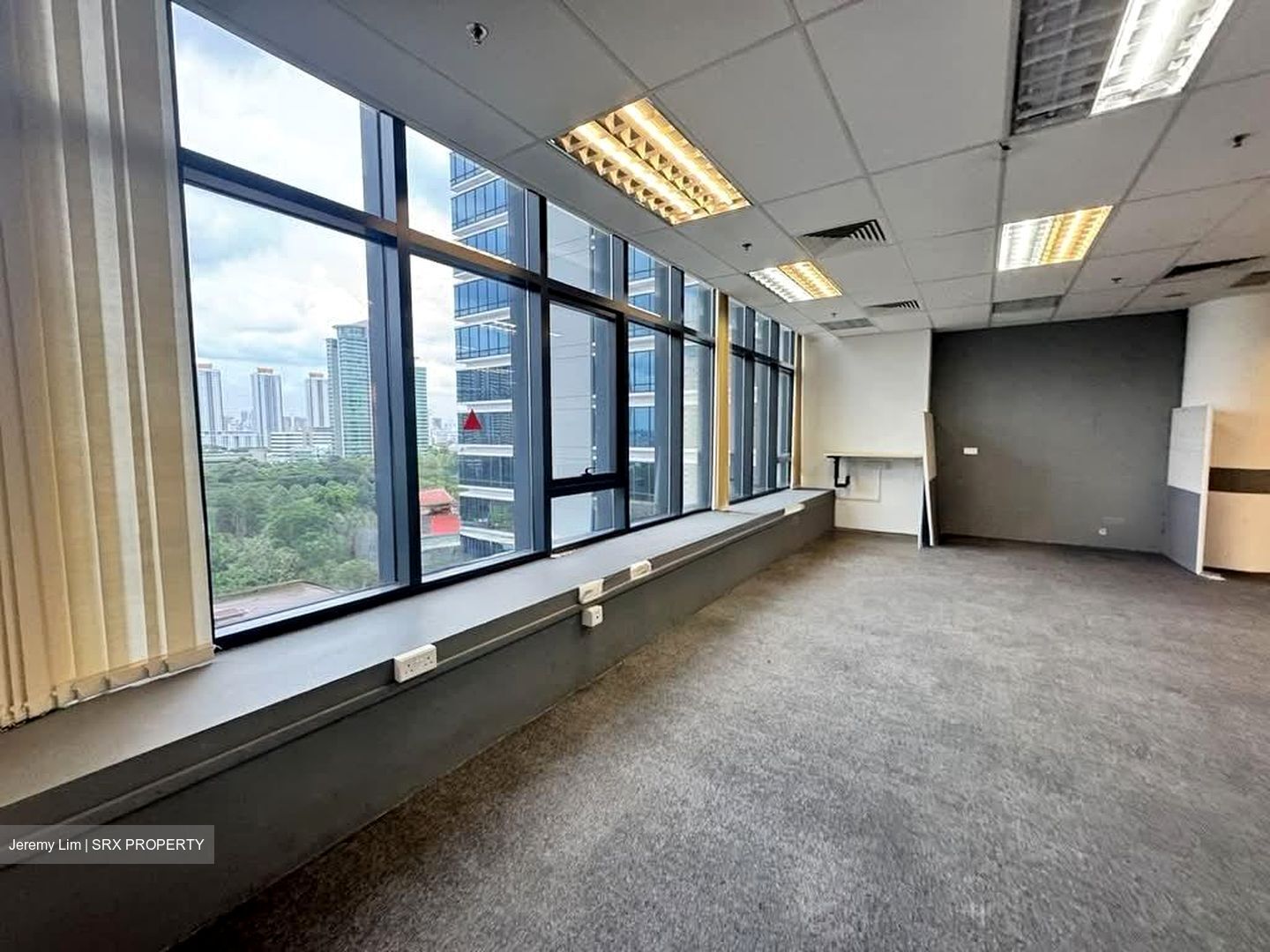 Zhongshan Mall (D12), Office #553689241